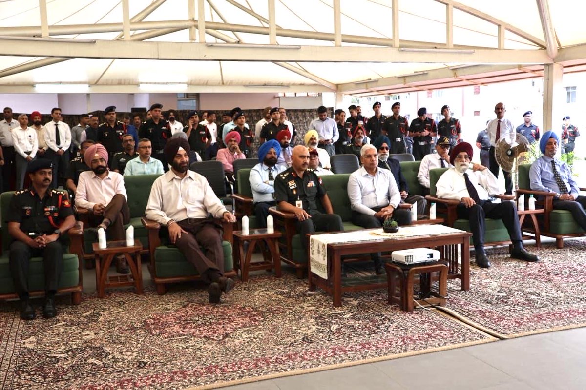 VajraCorps_IA's tweet image. शस्त्र से शक्ति
All Ranks of #VajraCorps convey warm greetings to All Ranks, Veterans, Civilian Staff &amp;amp; Families of #AOC on their 251st #RaisingDay.

Silent enablers. Sustaining strength. Powering the frontlines.
#VajraCorps salutes your unwavering service.

#VajraCorps के समस्त