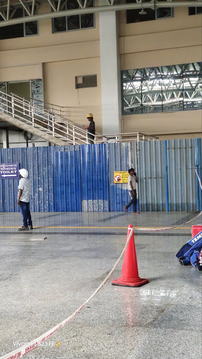 rinkupatra6's tweet photo. I was at BBSR railway Station Here's Progress for Amrit Bharat Railway Station When I reached The Station then I see here's un safety working @IRCTCofficial @AshwiniVaishnaw @PMOIndia @AmitShah @DRMKhurdaRoad @EastCoastRail https://t.co/UFxrKVBkCo
