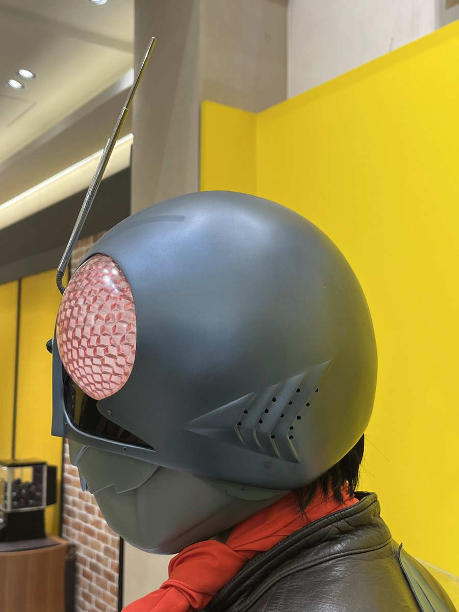 【仮面ライダー旧1号】
銀座での展示

アンテナは三段、先端の突起なし、Oシグナルは緑ランプ、マイナスネジ、ピンク目で反射板白🤔
マスクの各部にクラックダメージが出ていて、マイナスネジの欠損もある

展示が可能な旧1号は現在、何体あるのだろうか？

＃仮面ライダー
＃旧1号