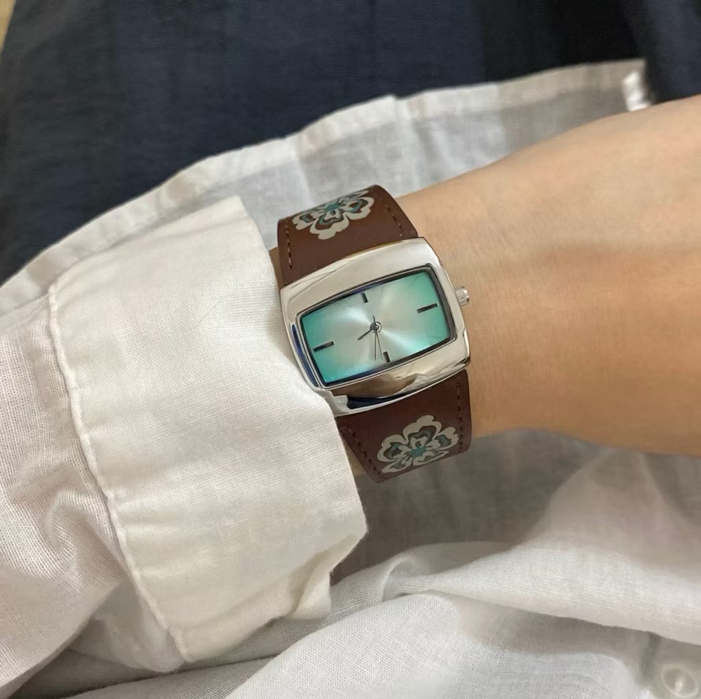 bakpa0w's tweet photo. Cute vintage watches https://t.co/n3S2OMb817