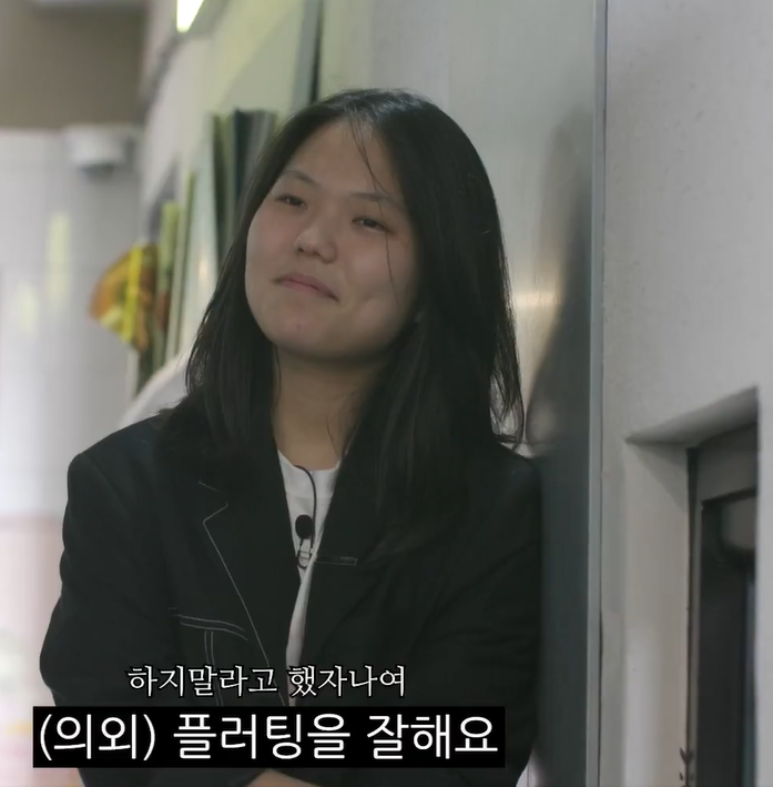 "The agency was even unable to cover basic on-site expenses, leading to situations where a manager had to use personal funds."

The manager in question is most certainly Shin Gyeongju. She has always gone beyond her job scope to take care of VIVIZ. I hope VIVIZ take her with them