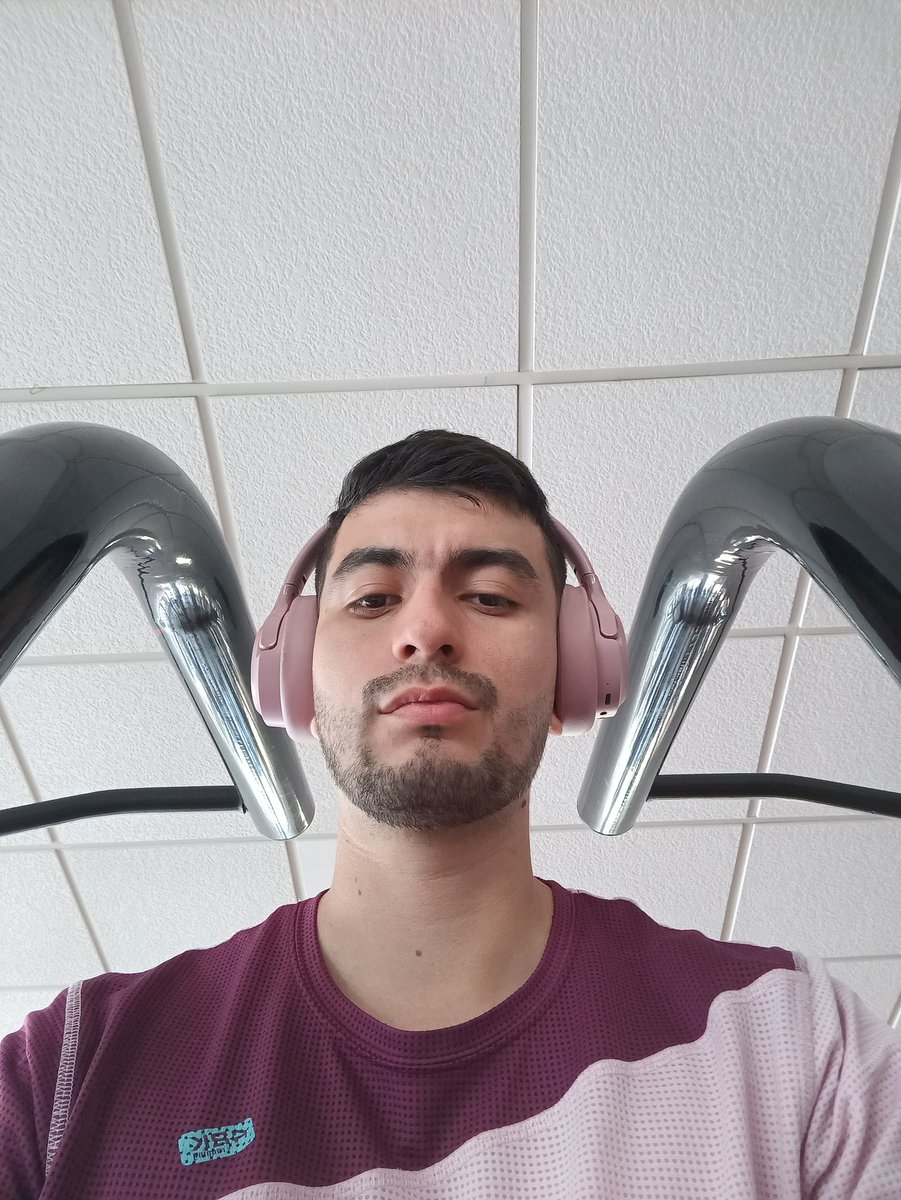 osmor99's tweet photo. Cara de malote pero cascos rositas 🧐 https://t.co/St7ghyPONO