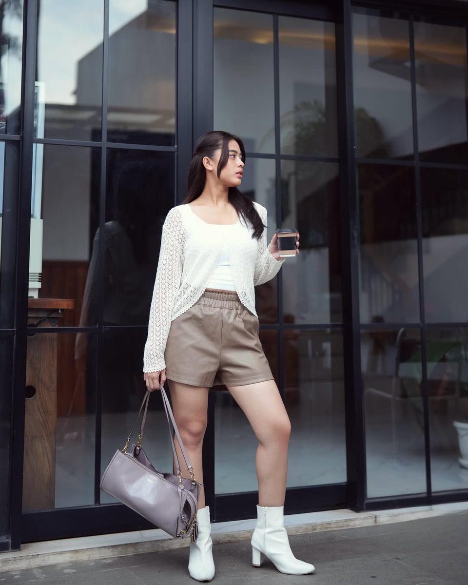 temanmohan_'s tweet image. Aqeela Calista in Coach. soooo pretty🤎