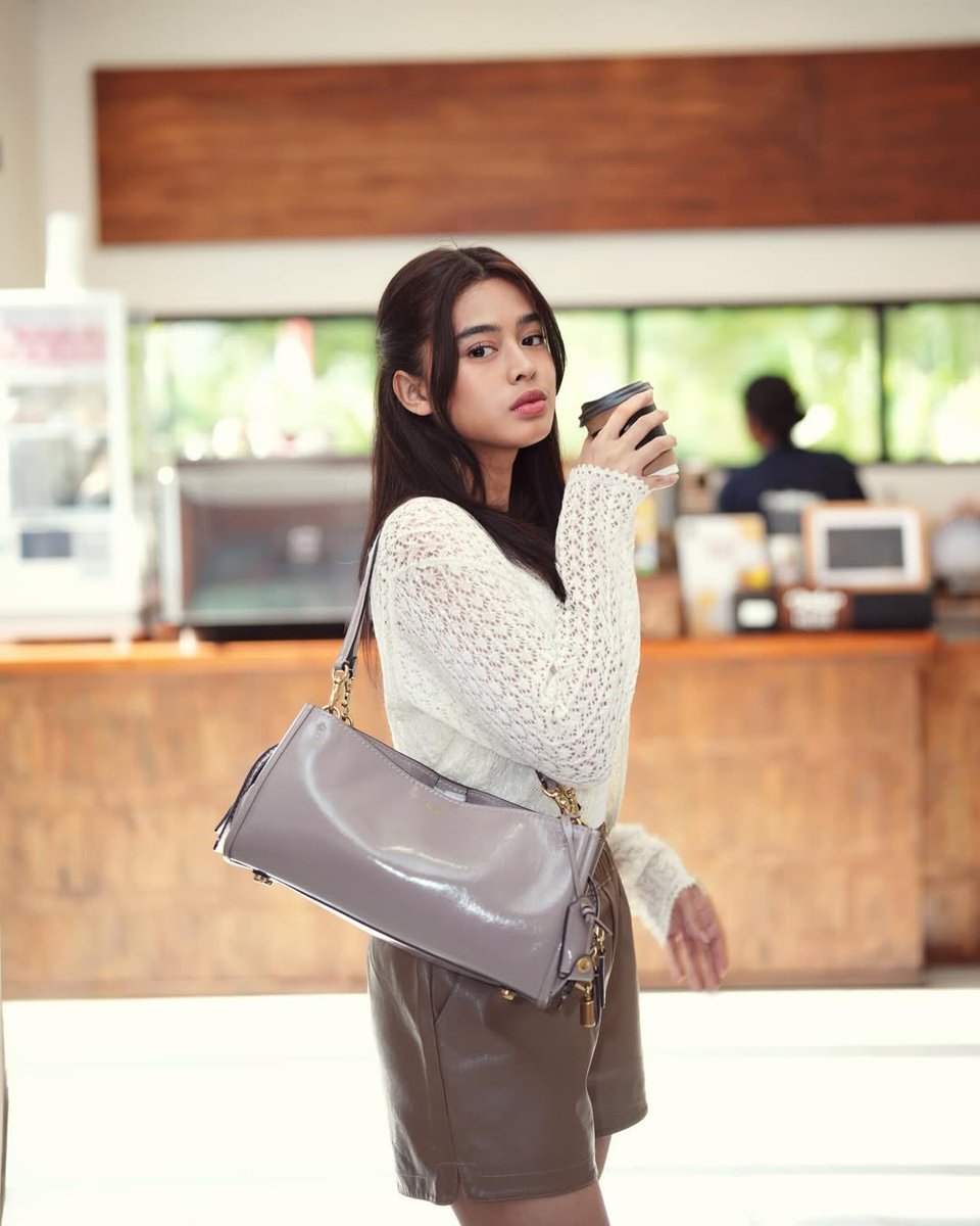 temanmohan_'s tweet image. Aqeela Calista in Coach. soooo pretty🤎