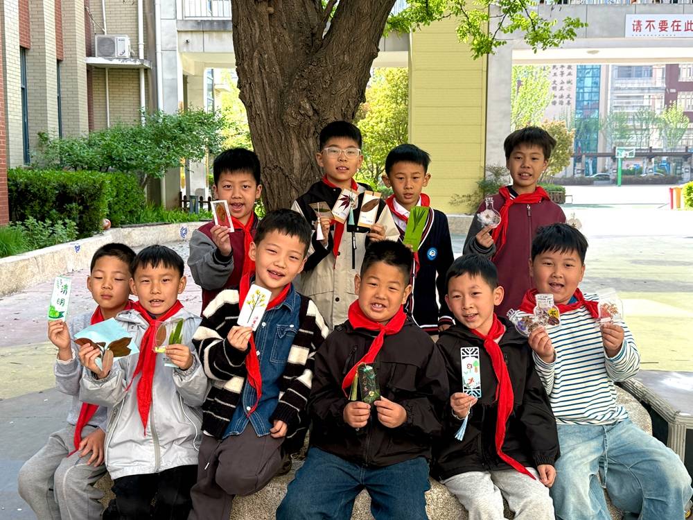 _gloferr's tweet photo. 新学期加载100%！课本已备好，元气已满格，今天起奔赴新的知识星球 #新学期你好 #开学季 https://t.co/U5KQarB7Gb
