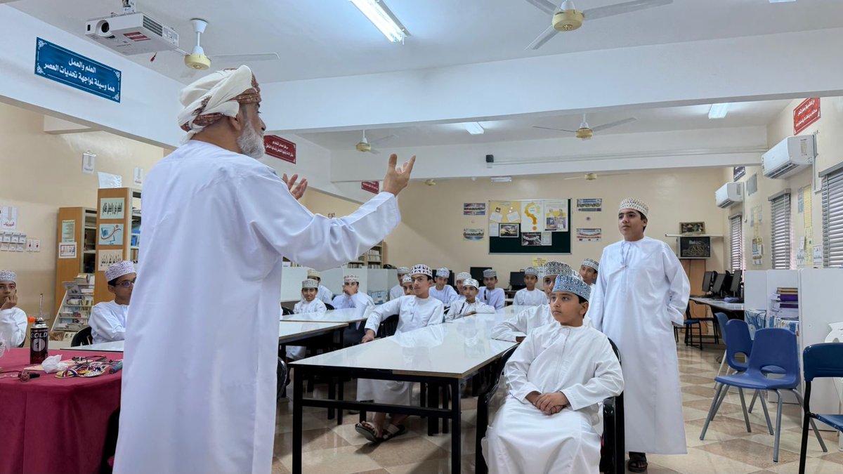 salehschool1's tweet photo. ضمن فعاليات الأسبوع الوطني للعلوم والتكنولوجيا والهندسة والرياضيات بمدرسة صالح بن المتوكل، قُدِّمت ورشةٌ علميةٌ متميزةٌ بعنوان "الابتكارات العلمية: آفاق وتحديات"
 قَدّمَها المُشرفُ الأستاذُ بدر بن سيف الرواحي من دائرة الابتكار العلمي والذكاء الاصطناعي بتعليمية الداخلية. https://t.co/OfKsVixj8g
