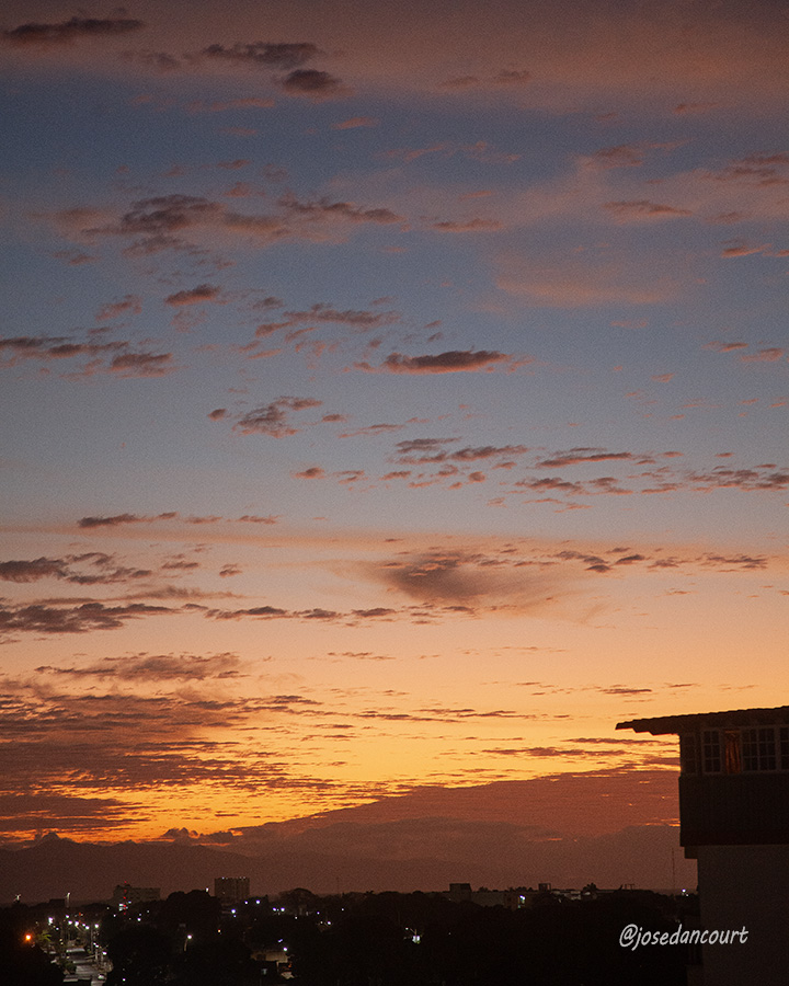 josedancourt's tweet image. Durante la aurora surgen multitud de colores, hoy les mostramos dos imágenes como prueba de ello, del colorido amanecer de este miércoles. 

#Sunrise #Sun #Color #Cumana #relax  

#CursoFotografiaTwitter
Gratuito
Autoestudio
Acceso en post fijado en mi perfil X