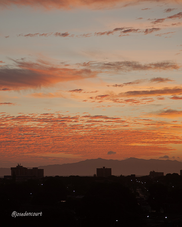 josedancourt's tweet image. Durante la aurora surgen multitud de colores, hoy les mostramos dos imágenes como prueba de ello, del colorido amanecer de este miércoles. 

#Sunrise #Sun #Color #Cumana #relax  

#CursoFotografiaTwitter
Gratuito
Autoestudio
Acceso en post fijado en mi perfil X