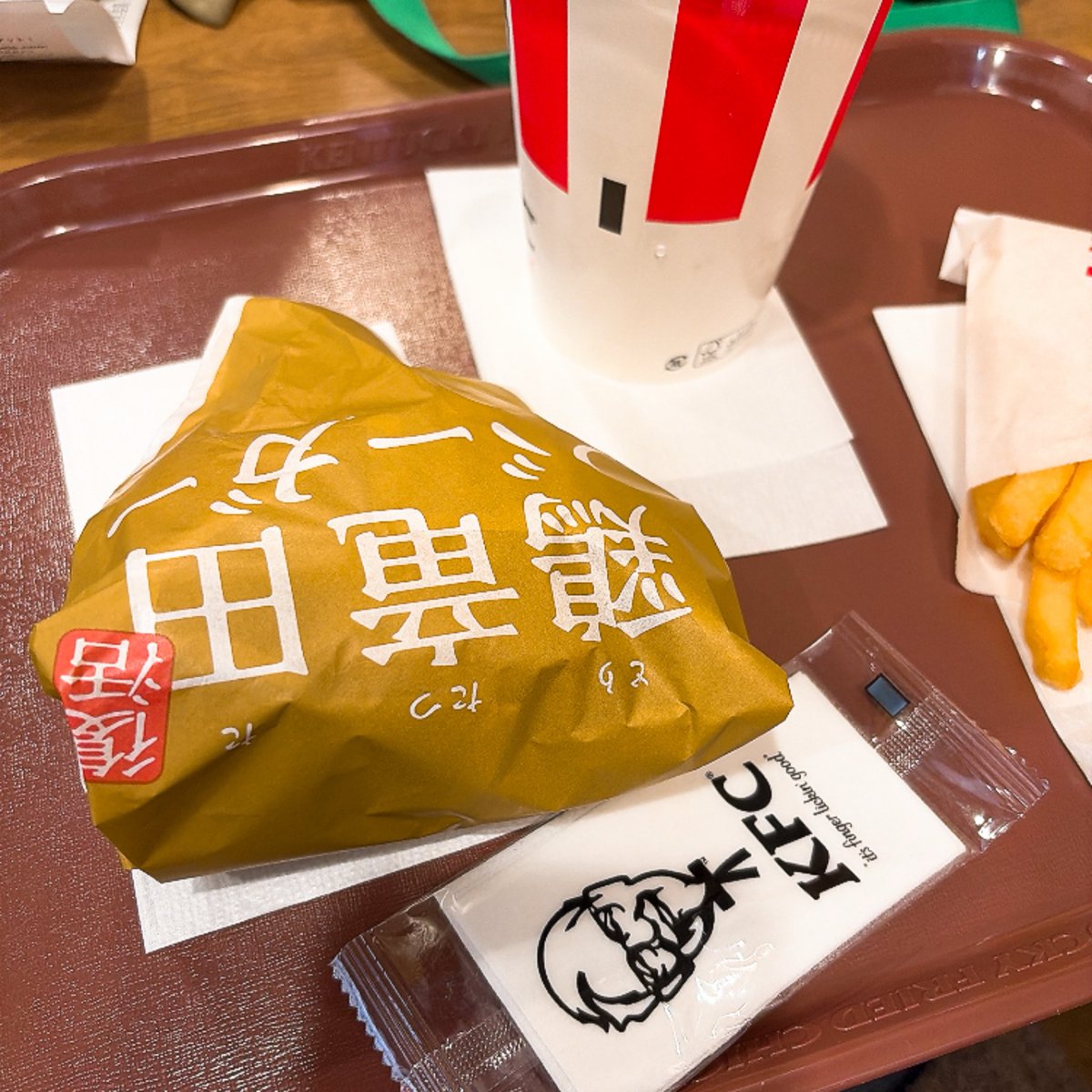 otofuegg's tweet photo. 念願の鶏竜田バーガー😭うまい😭これ定番じゃないの？？ずっと食べたい〜 https://t.co/I2YbiPtodG