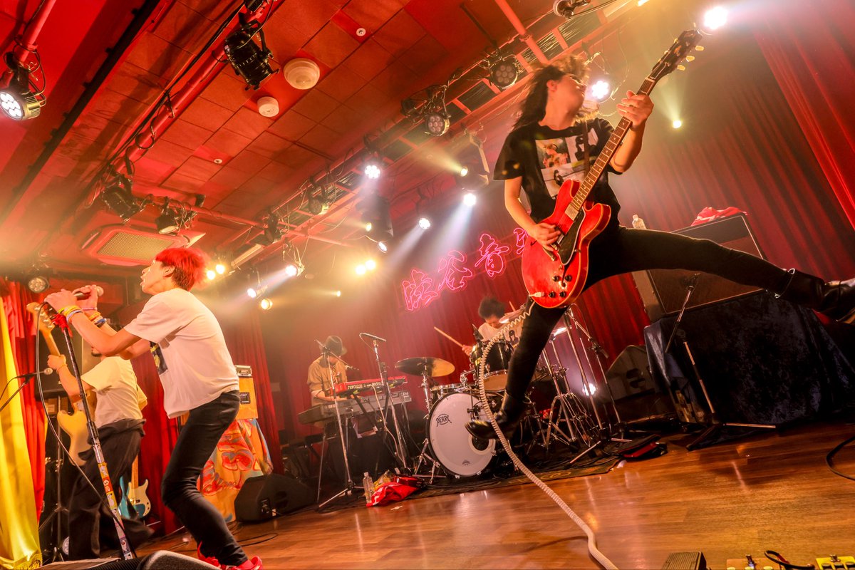 ItsTHEBOHEMIANS's tweet photo. BEST OF THE BOHEMIANS TOUR 2026、次は10本目ファイナル

4/12日曜、神戸VARIT.
16:30開場、17:00開演です。

関西でのファイナルは初めてです。
ご来場お待ちしております。

🎟️
https://t.co/Dlp1A0NW8Z

写真：柴田恵理（4/5渋谷音楽堂） https://t.co/XdC9fgSUYY