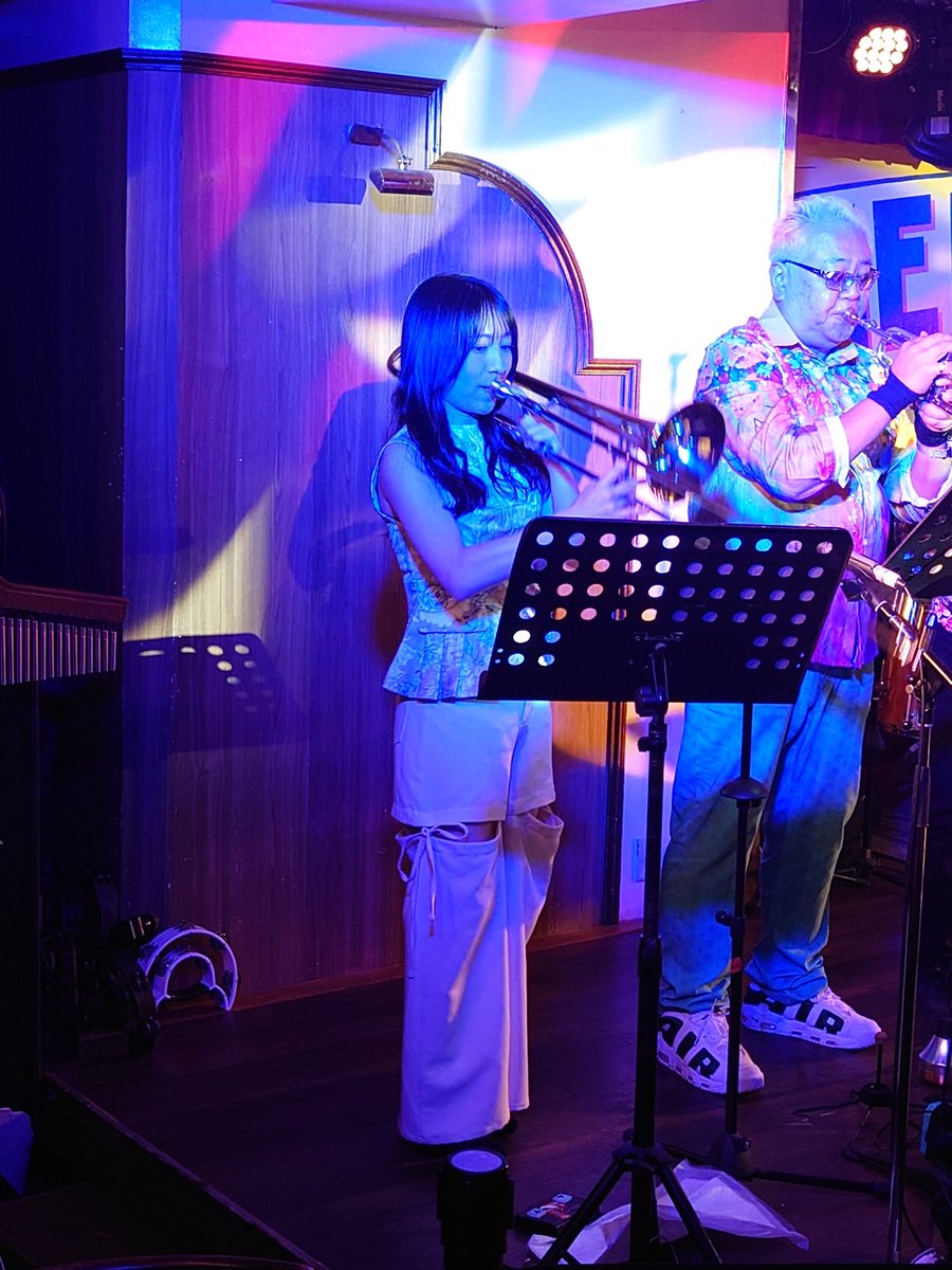 今日も癒やされずには居られない🥰
今日の癒やされ処は、「SHINJUKU  KENTO’S」で開催される『Funny flowers💐』によるLive💃🎤富ちゃん、🎸ゴンちゃん、📎彩香ちゃんの応援🥰