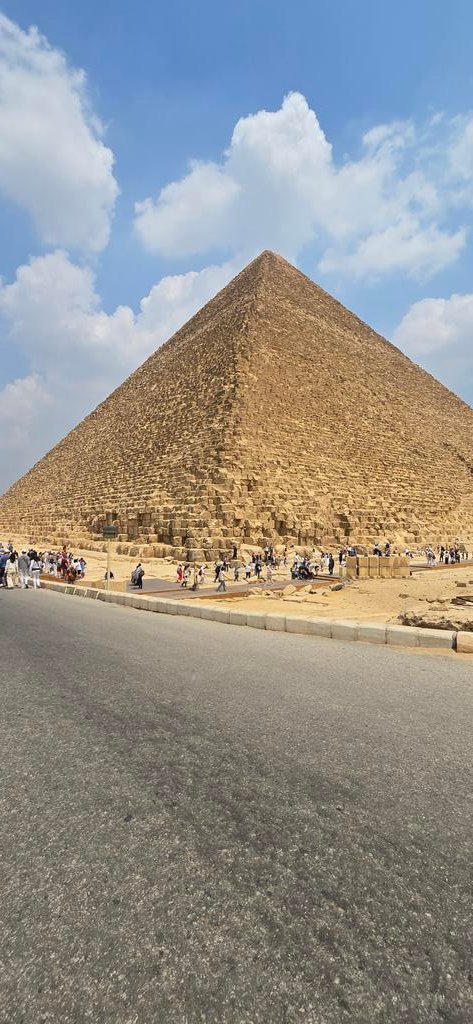 _Ben_Deniz_'s tweet image. Taşın sustuğu, tarihin konuştuğu yerdeyim... Binlerce yıl geçse de bazı sessizlikler hala çok gürültülü...
#Egypt #Pyramids #WondersOfTheWorld