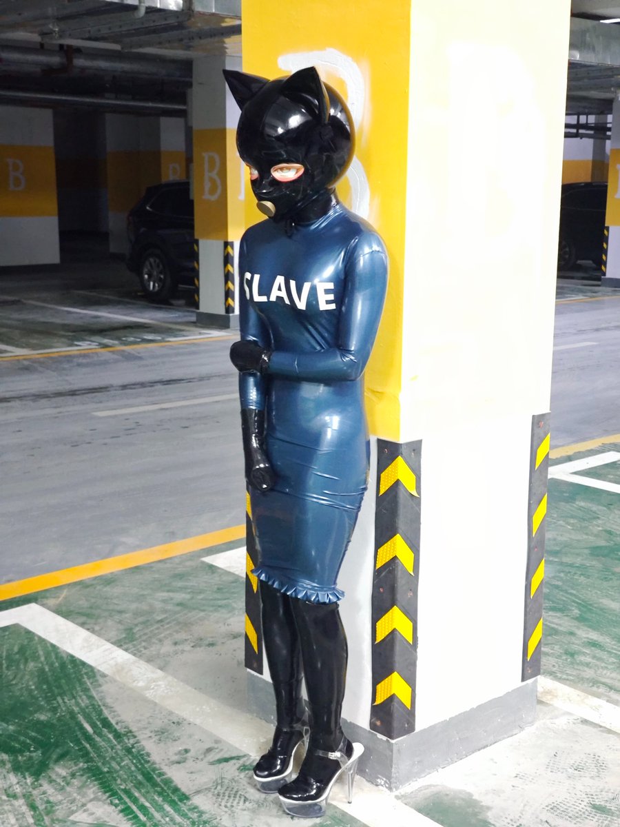 yyud6828773's tweet image. 胶猫猫停车场探险！
#latex #rubber #kig #露出