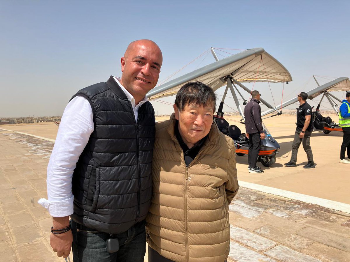 SakujiYoshimura's tweet photo. 83歳の私が、ギザ台地を空から眺めるグライダーに乗りました

運営しているWonder Wing社のムハンマド・サラーハ氏にお世話になりました

動画もいずれだしますよ‼️ https://t.co/aBYwgfuC3f