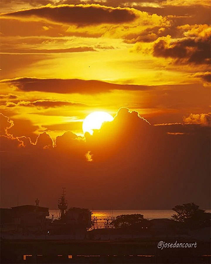 josedancourt's tweet image. Al atardecer el sol se muestra potente en medio de las siluetas de nubes y un cielo dorado que celebra su inminente ocaso. 

#Sunset #Sun #Color #Cumana #relax

#CursoDeFotografiaTwitter
Gratuito
Autoestudio
Acceso en post fijado en mi perfil de X