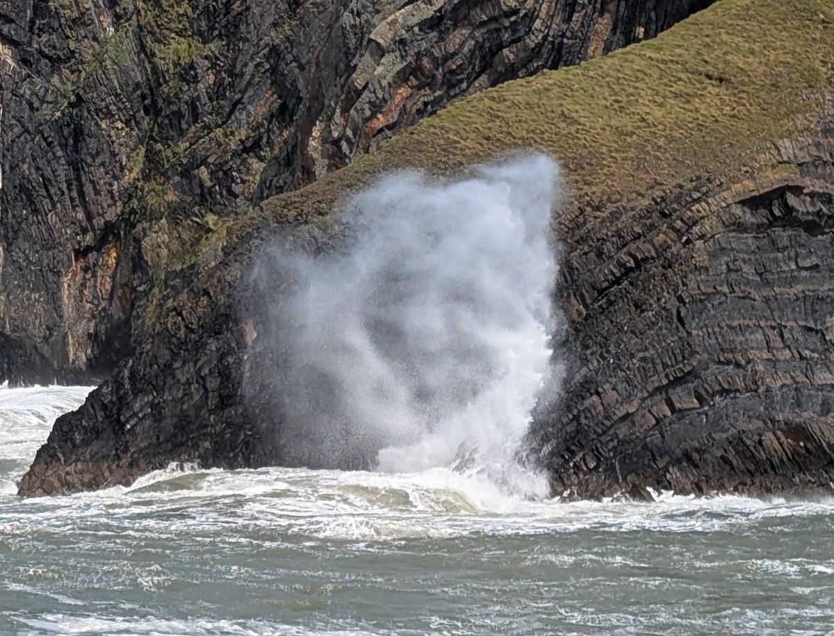 SemeleX's tweet photo. A coastal walk revealed something magical 🌊 
As the sea spray rose, shapes began to form, first dancing figures… then a face. Zooming in, I saw the laughing Old Woman of the Sea looking back at me. Take a look… 👁️
#SeaMagic #Elementals https://t.co/8c0jceKHhj