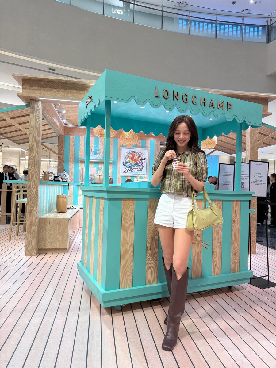 롱샴의 자유로운 에너지와 서핑 컬처가 만난 SS26 팝업 🌊✨

📍 부산 신세계 센텀시티점 1F 센텀 광장
📅 4월 7일 ~ 4월 19일

편하게 들러서 구경도 하고, SS26 감성 제대로 느껴보세요 🏄‍♂️💙

260408 #김세정 인스타그램 update 

🔗 instagram.com/p/DW3XGNVFCl7/