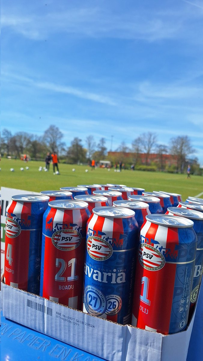 GideonSmit_NHD's tweet photo. Het bedankje van Joey Veerman is in Volendam aangekomen. De speler van PSV bedankt FC Volendam voor het puntverlies van Feyenoord, waardoor PSV zondag kampioen werd. Er staan tien treetjes bier klaar.
Vraag is of Volendam vrijdag (FC Twente-uit) weer nuchter is. 
#fcvolendam
#psv https://t.co/zvj5P6N4Hl