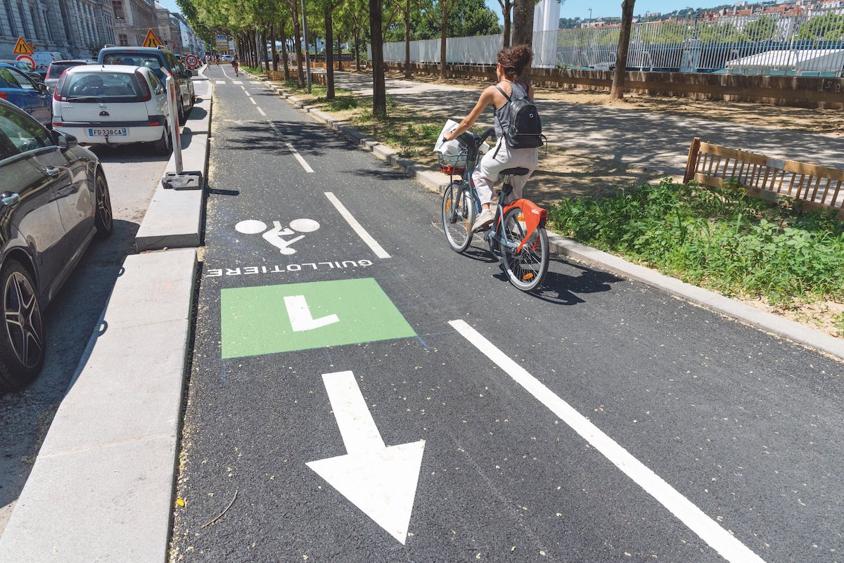 L_emmerdeur_69's tweet photo. Je suis passé ce matin à 8h30 sur la #VL1. Malgré la période de vacances, la fréquentation est excellente. Elle transporte bien plus de personnes à #vélo que les deux voies automobiles juste à côté. Une très belle réussite. https://t.co/b4dMwBH4ZC
