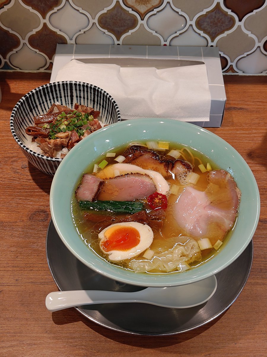 Tanuupy's tweet photo. 静岡県焼津市
麺創房LEO
黄金　まかない丼
朝から自転車に乗って山へ
峠で心が折れそうになっても黄金が食えると思えば最後のひと絞りまで踏めるってもんよ
その疲れた身体に至高の塩分とミネラルが補給できるスープ
ただでさえ美味いのに今日のはまた格別です https://t.co/4L0ON9Ytfg