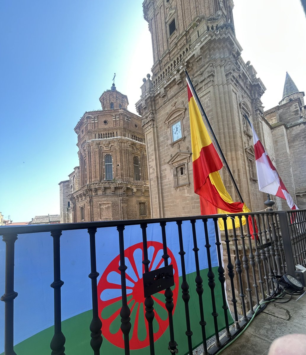 alextoquero's tweet photo. Feliz día del pueblo #gitano. #Tudela #Navarra https://t.co/uURGodKkW3