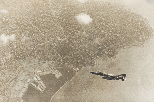 Skitzamizrahit's tweet photo. 🇮🇱 The 120-Minute Battle That Demolished Soviet Defense Doctrine

When discussing air superiority, June 9, 1982, is a date still studied at West Point and NATO academies. Operation Mole Cricket 19 during the First Lebanon War wasn't just a battle, it was the total liquidation of the Syrian air defense array in the Beqaa Valley. It served as a definitive demonstration of Western technological dominance over Soviet hardware.

The mission targeted 19 dense Syrian surface-to-air missile (SAM) batteries. The aerial theater saw roughly 90 Israeli fighters face off against nearly 100 Syrian MiGs. By the end of the engagement, 29 missile batteries were destroyed and 82 Syrian jets were shot down. The Israeli Air Force suffered zero losses.

The success relied on a revolutionary tactic: the first large-scale use of UAVs as decoys. The Syrians saw targets on their radar, locked on, and fired. The moment the Syrian radars began transmitting, Israeli Phantoms intercepted the frequencies and launched anti-radiation missiles that homed in on and destroyed the radar stations. With the "eyes" of the batteries gone, the missile launchers themselves were sitting ducks.

When the Syrians scrambled fighter jets to intervene, Israeli F-15s and F-16s were already waiting. Supported by Hawkeye E-2C airborne command aircraft, Israeli pilots saw the Syrians taking off in real time. The resulting dogfights were entirely one-sided. The Soviet leadership refused to believe the reports and dispatched an emergency delegation from Moscow to Damascus to understand how their most advanced weaponry had been systematically dismantled in just two hours.