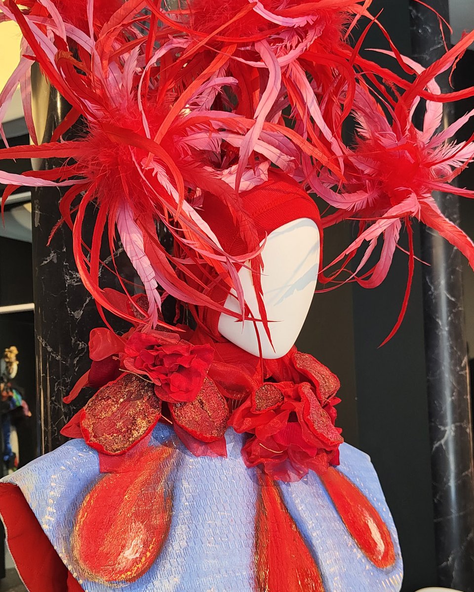 Museo_Lazaro's tweet image. ¡Últimos días para visitar "Fashion Art by Manuel Fernández"! Una exposición que reúne 27 trajes creados por el diseñador e intervenidos por algunos de los artistas más reconocidos en el panorama nacional e internacional.
museolazarogaldiano.es/actividades/fa… 
Entrada #gratis 
#moda + #arte