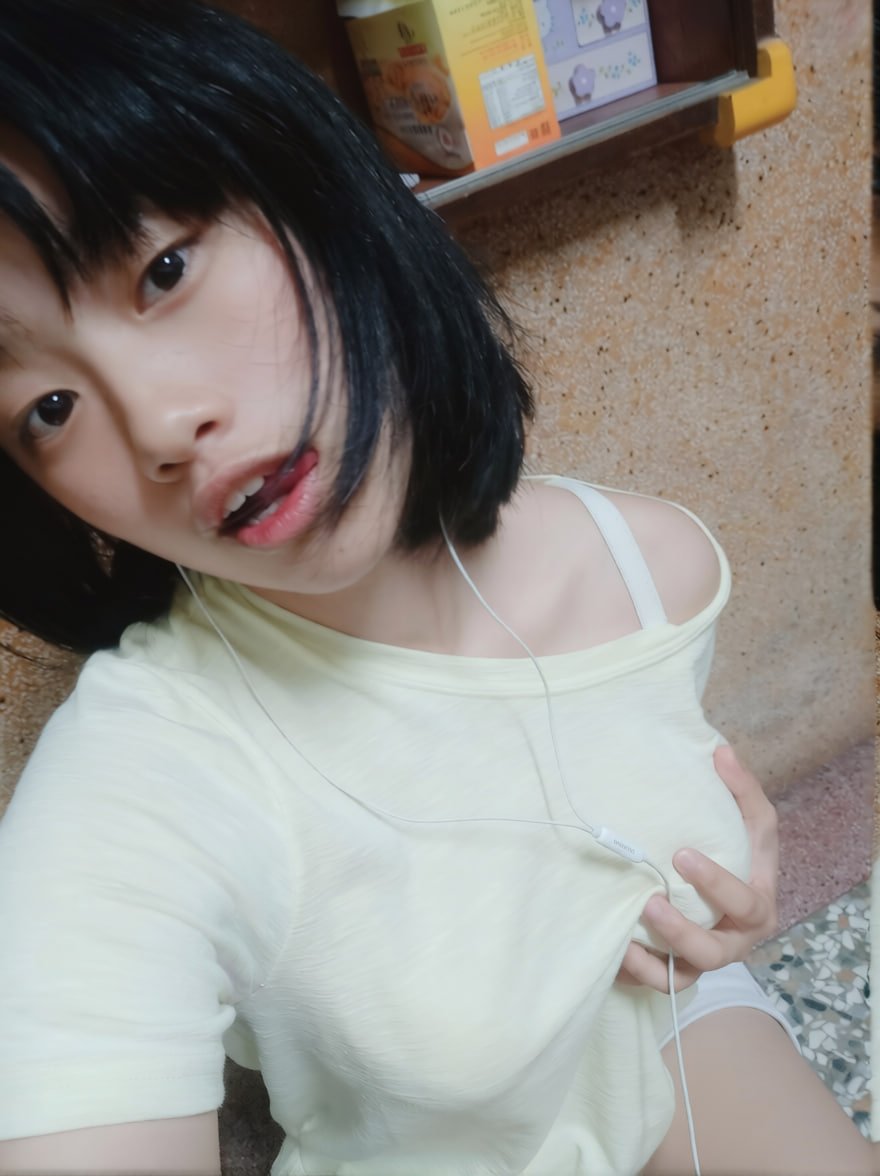 Naeone49658's tweet photo. 可以和騷騷依依 一起聽歌嘛
這樣的話還可以摸到依依的大奶
#騷騷依依 https://t.co/zcZuSxJbrj