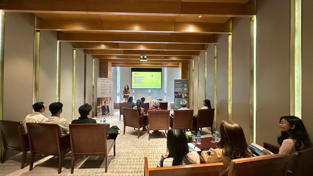 EmbEspMyanmar's tweet photo. Gracias a Les Roches por permitirnos participar en el seminario “Study in Spain” en Yangon y organizar una charla dirigida a estudiantes📚de Myanmar🇲🇲interesados en estudiar en España🇪🇸 y explorar carreras internacionales🌍🧑‍🎓

#StudyInSpain #SpainMyanmar #Hospitality #StudyAbroad https://t.co/iA3uowwLFb