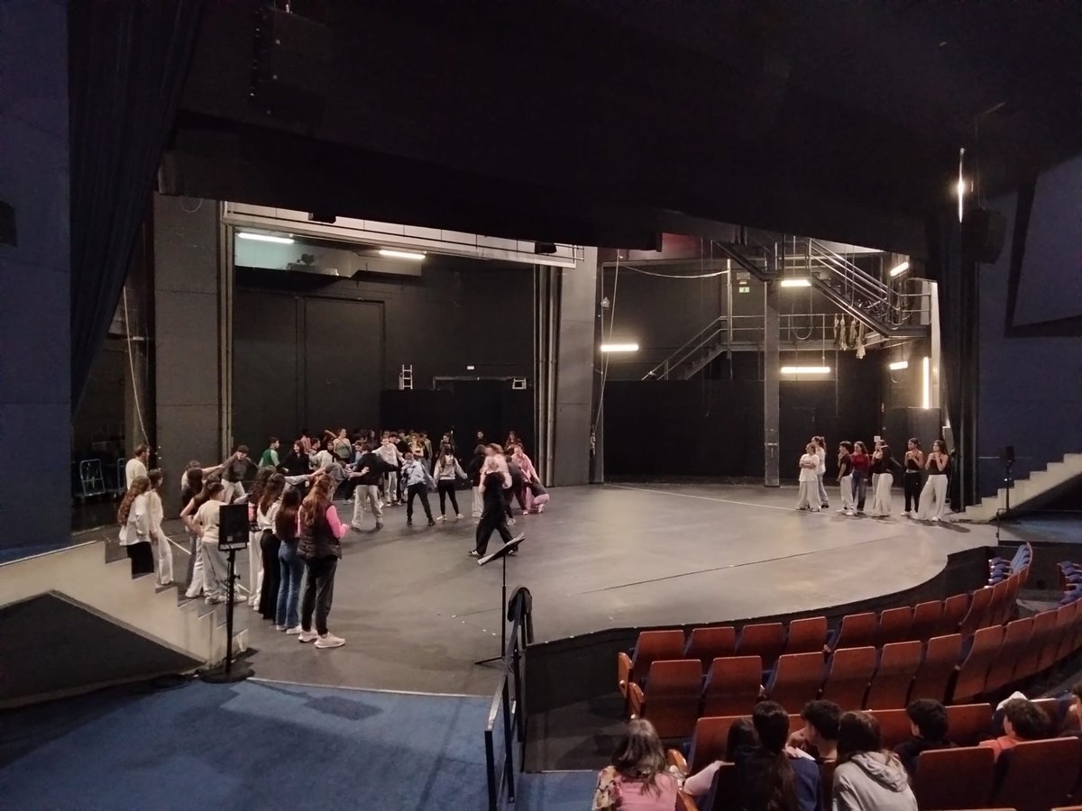 EscolesAC's tweet photo. Aquest tercer trimestre comença amb els assaigs a mig termini de #Mapadeball amb els instituts Lauro, Domus d'Olivet i Pla Marcell al @TAGranollers! 

Ben aviat podreu veure el resultat final, davant d'altres escoles, instituts i famílies! 😍 https://t.co/o5HntdFefl