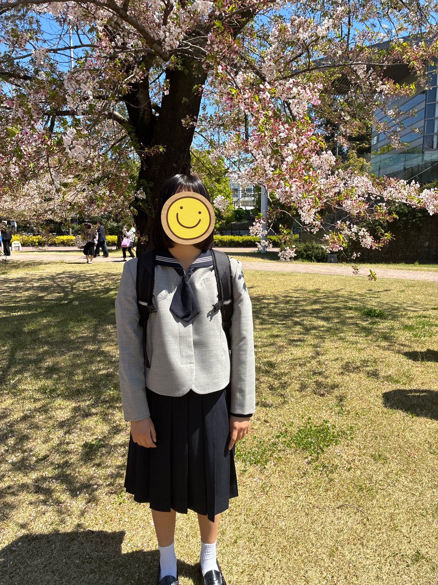 flute_pf's tweet photo. 娘が無事に高校生になりました🎉

入学初日から上履きと体育館履きを間違えて持参してしまい、1人だけ足元違くてかなり浮いてました💦

初日からこんなんでめちゃくちゃ先行き不安ですが、高校3年間勉強に部活に楽しんでね！👍 https://t.co/VlRjIAtNzg