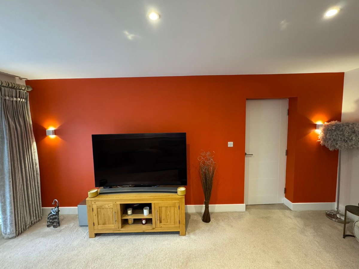 LpwService's tweet image. Feature wall: Farrow &amp;amp; Ball Charlotte’s Locks (finished in Johnstone’s Acrylic Durable Matt).
Walls: China Clay 1.
Ceilings &amp;amp; woodwork: professional-grade whites for a crisp finish.

#MansfieldDecorators #FeatureWall #InteriorPainting #NottinghamshireHomes