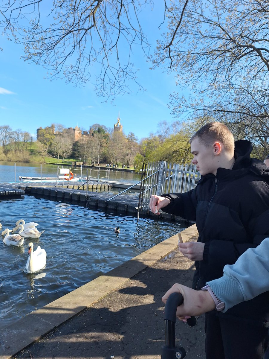CWDFalkirk's tweet photo. Feeding Ducks at Linlithgow Loch https://t.co/nb19YXdvhV