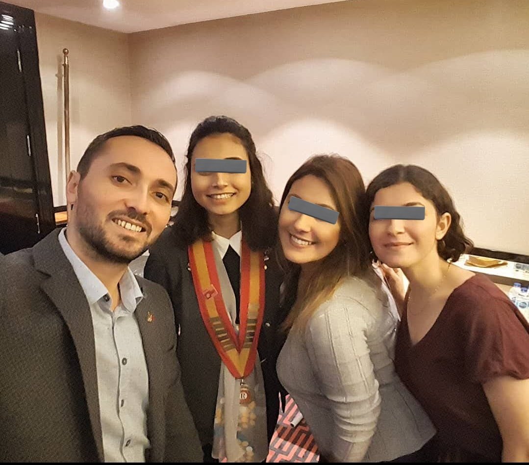 Verdiğiniz savcılık ifadenizde "Türkiye'de hiç bir mason ya da rotary üyeliğim yoktur" demiştiniz;

Eğer yalan ifade vermediyseniz Zekeriyaköy'de ki bu toplantıda en solda bulunan kişi sizin iki kardeşiniz mi Cem Congar? <a href="/CemCngr12/">Congar Hukuk Bürosu</a>