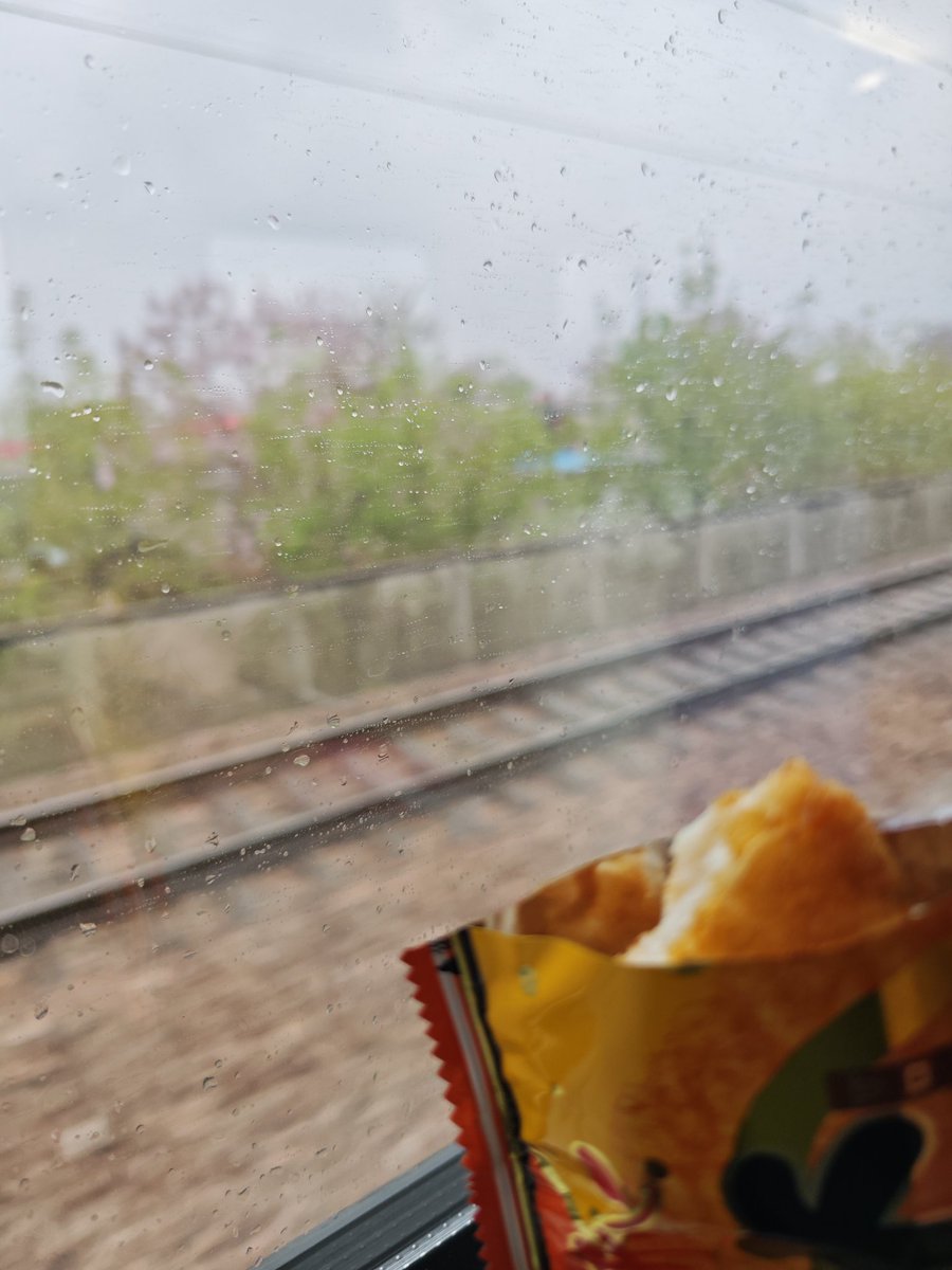 neookkt's tweet image. 下雨嘞.......
（这个旺旺的米饼是咸香口的.....好好祠 &amp;gt; &amp;lt;！