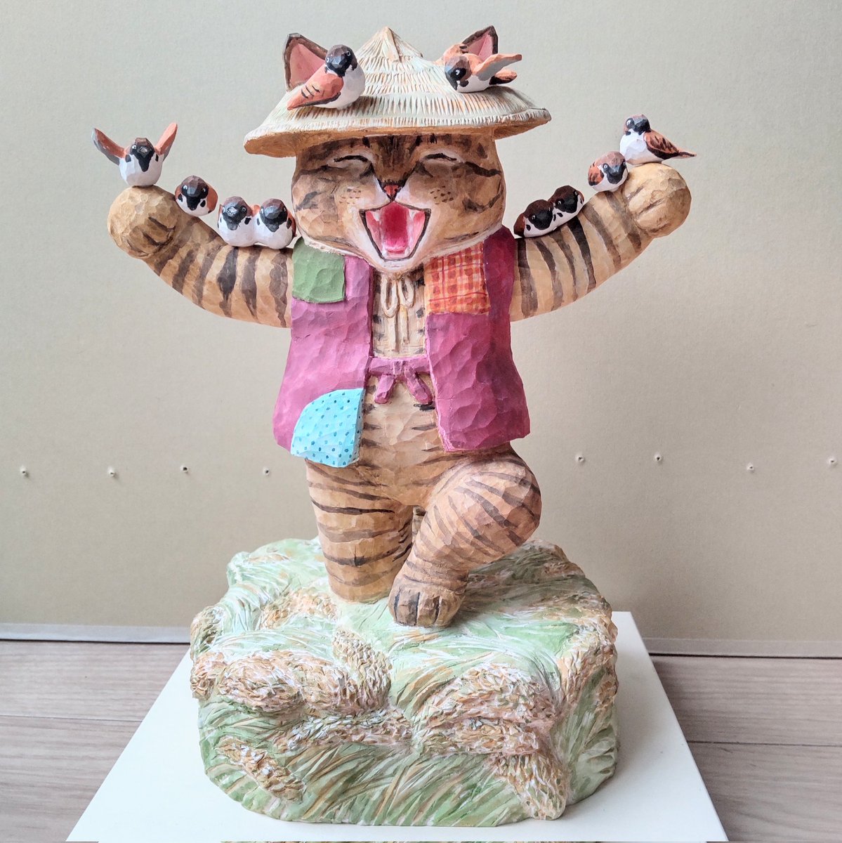 dakkoneko7's tweet photo. 開催中です。5/17まで。北鎌倉古民家ミュージアム
猫のかかしを展示してもらってます
かかしなのに、すずめが肩に止まってるエスプリの効いた作品です
#北鎌倉ミュージアム
#明るい猫村
#お百猫さん展 https://t.co/P0BMK4kKXo