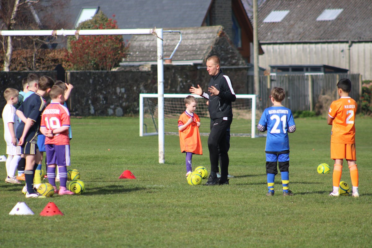 stlaurenceyouth's tweet photo. 🟡⚫️ GOLD &amp; GRAY LAURENCEKIRK APRIL FOOTBALL CAMP ⚫️🟡

Great Day 3 for the football camp with over 55+ kids in Laurencekirk with another day of sunshine. 

https://t.co/DO3W27pnuR
@GoldandGraySA https://t.co/11eWnrAhDU