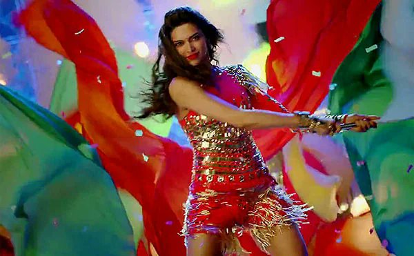 bollynova's tweet image. Throwback to 2014: Mohini in *Happy New Year*! Deepika transformed into a sexy yet playful bar dancer, joining Shah Rukh Khan and his team of "con artists" to stage that grand dance of revenge.
#Deepika #HappyNewYear