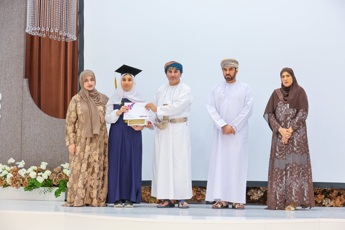 تحت رعاية سعـادة السيـد / طـارق بن محمـود بن عـلي البوسعيـدي، والـي بركـاء اقيم حفل مجيدات مدرسة الامل للتعليم الإساسي (10_12) بقاعة مسايا المسك .