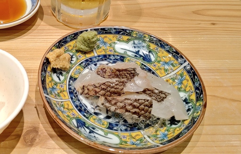 umedahitorimesh's tweet photo. 生ビール 539円、新姫鯛の湯霜つくり 660円、大阪肉汁餃子 539円、黄金玉子チャーハン 869円@大衆食堂ROOKIEエキマルシェ大阪。餃子はかなりニンニクが効いてます。玉子餃子のチャーハンはかなり黒く味も濃いめ。
#大阪グルメ
#梅田グルメ
#大衆食堂ROOKIE
#エキマルシェ大阪 https://t.co/y4eekQGDma