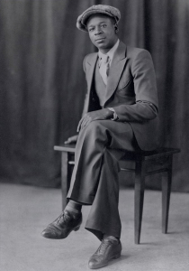 A0ANSc7UAfpI53v's tweet image. 陰々滅滅たるヴォーカルとブルース表現で知られるウォルター・デイビス
Why Should I Blue? (1941年　Bluebird B-8737）