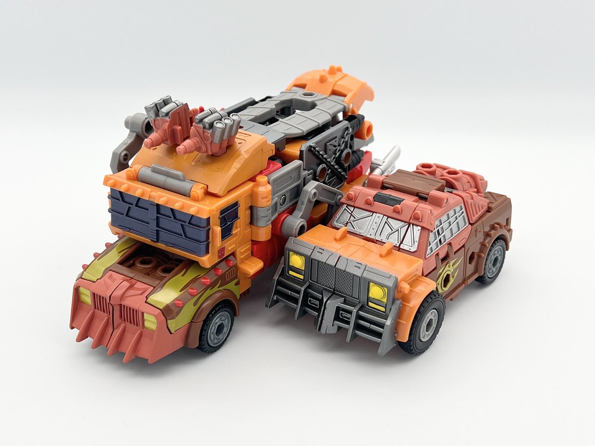 てなわけで国内版より一足お先にレックガー&amp;ジャロピー！
数いるアニテのキャラからまさかのレックガーがリメイクに抜粋
可愛い顔に対してありえんくらいイカついボディで笑っちゃう
ジャロピーくんは散々使いまわされた型だけどビークルがジャンキオン内でも1番イカすかも！
#トランスフォーマー