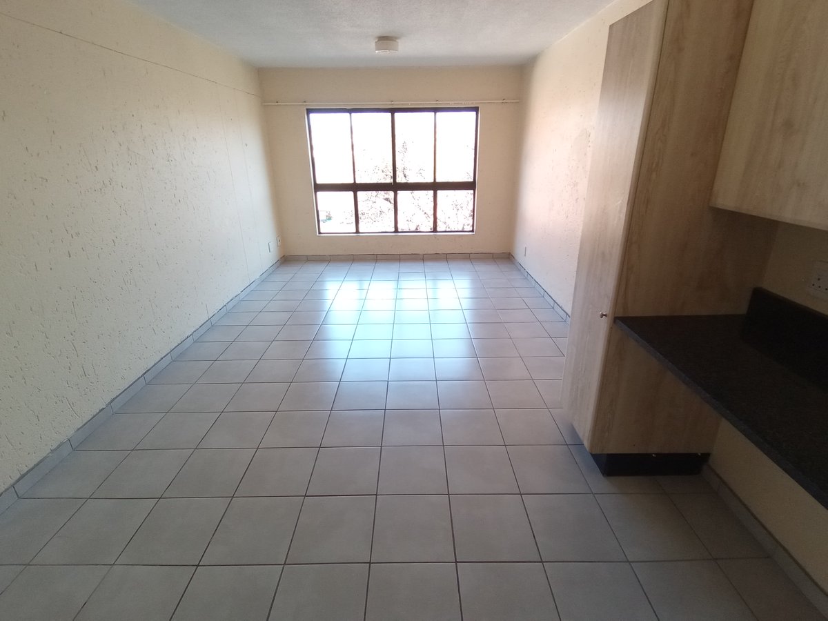 OCRentHatfield's tweet photo. Spacious bachelor apartment in Hatfield TO RENT. Short walking to @UPTuks entrance 11 in Lunnon Rd. Security is 24h. Safe covered parking. Perfect for students / young professionals. Water R314 per month - extra. Electricity pre-paid. Available 10 April 2026. Rent: R6050 p/month. https://t.co/kPc3BKDhF5