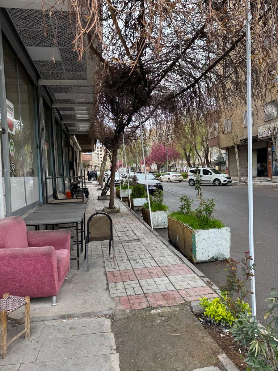 Bu hafta sonu Sur, Ofis ve Bağlar’da esnaf ve mahalle sakinleriyle bir araya geldik. Sokaktaki temel gündem; haraç toplayan yeni ve eski nesil çeteler ile hızla yayılan 'kristal' (metamfetamin) kullanımı.
+