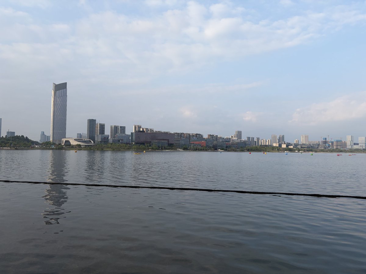 今天去兴隆湖星巴克办公了，找找上班的感觉