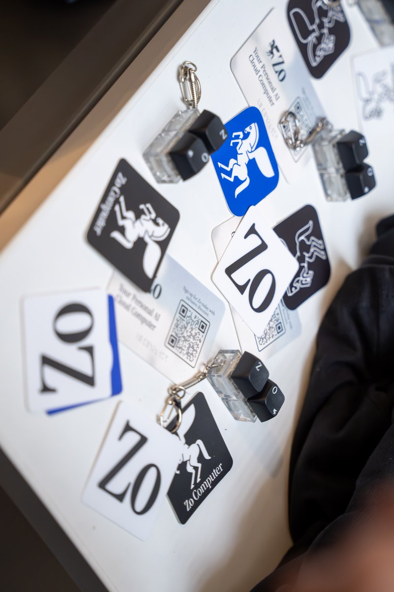 zocomputer's tweet image. We're in London! 🇬🇧

See you at @ClawCon TODAY @ 6pm 

Our VIP list still has some spots, DM us if you want in 

Come by the booth for FREE limited merch (sweaters, tshirts, keychains, totes+) 🪽