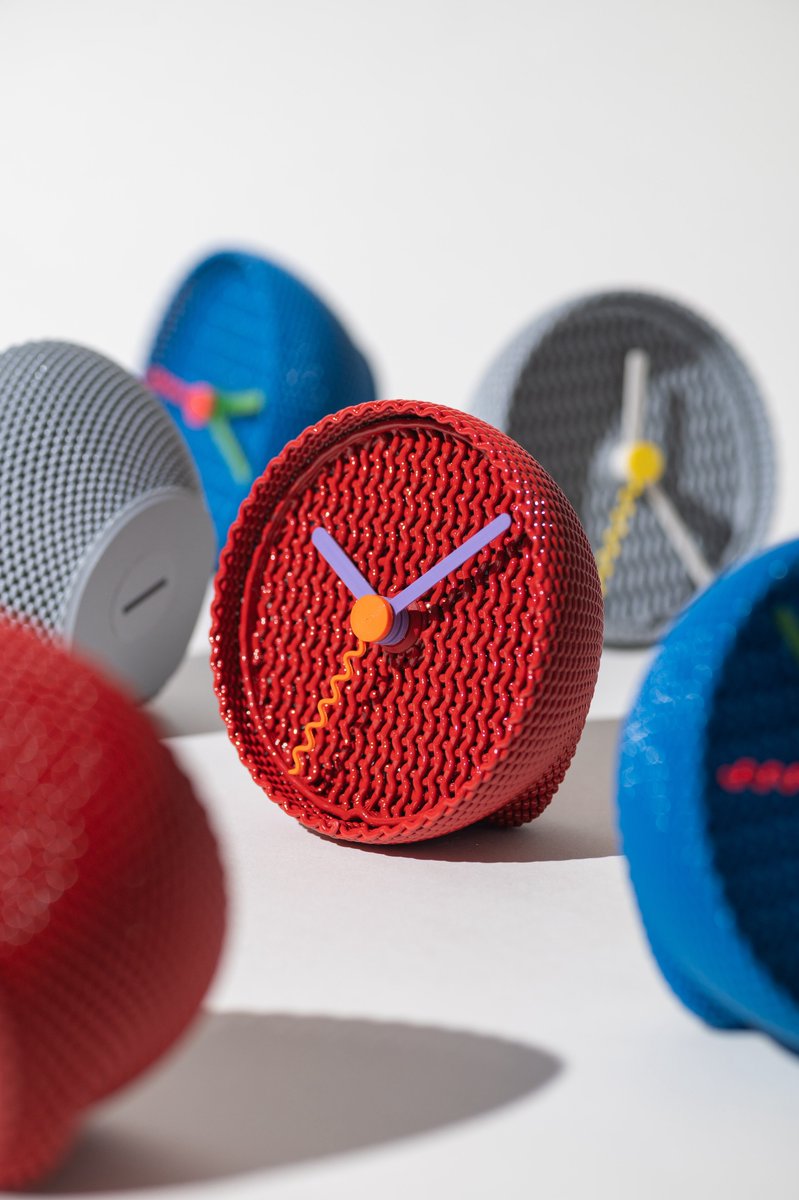 shinkogeisha's tweet photo. 【~DeskClock カラーリニューアル/オンラインストア追加】
~DeskClock のカラーバリエーションをリニューアルし、オンラインストアに追加しました。一部カラーをアーカイブし、既存のBlueとGreyに加えて新色Redを追加。今回から3色での展開となります。気になる方はぜひご覧ください。↓ https://t.co/Dto3OTJC7k