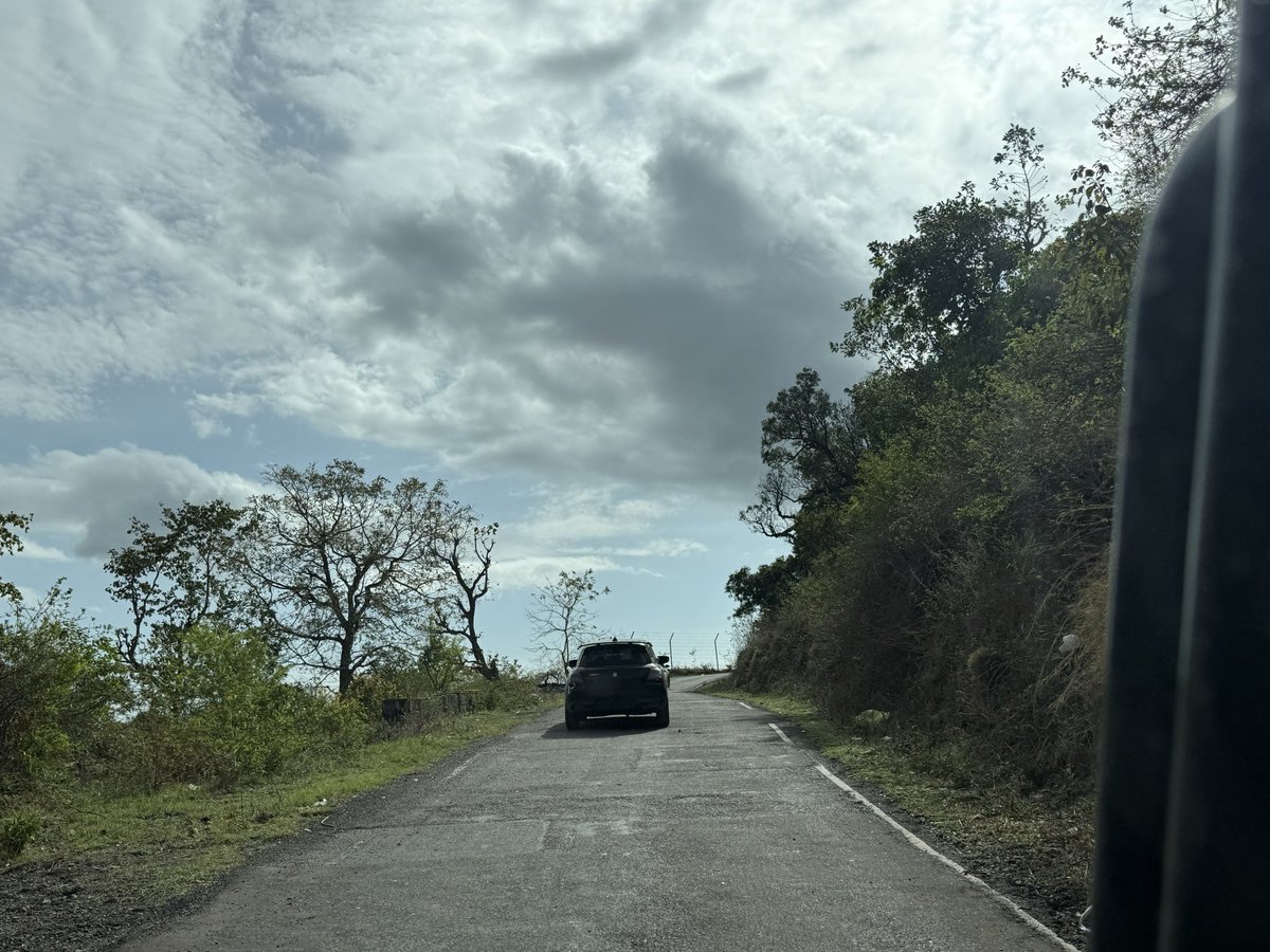 ravidhatwalia's tweet photo. @uttarakhandcops @DehradunPolice 

Two cars without number plates and dark glasses seen in Thano area today at around 3.15 pm. 

FYI &amp; NA pls. https://t.co/VArrSloaVM