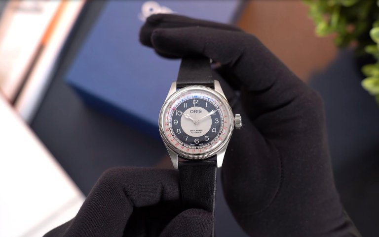 GamaCahaya's tweet image. Untuk SKU ini, Oris menghadirkan diameter 38 mm dengan lug-to-lug sekitar 45,4 mm dan ketebalan di kisaran 12 mm, menghasilkan proporsi yang terasa lebih compact di pergelangan tangan.