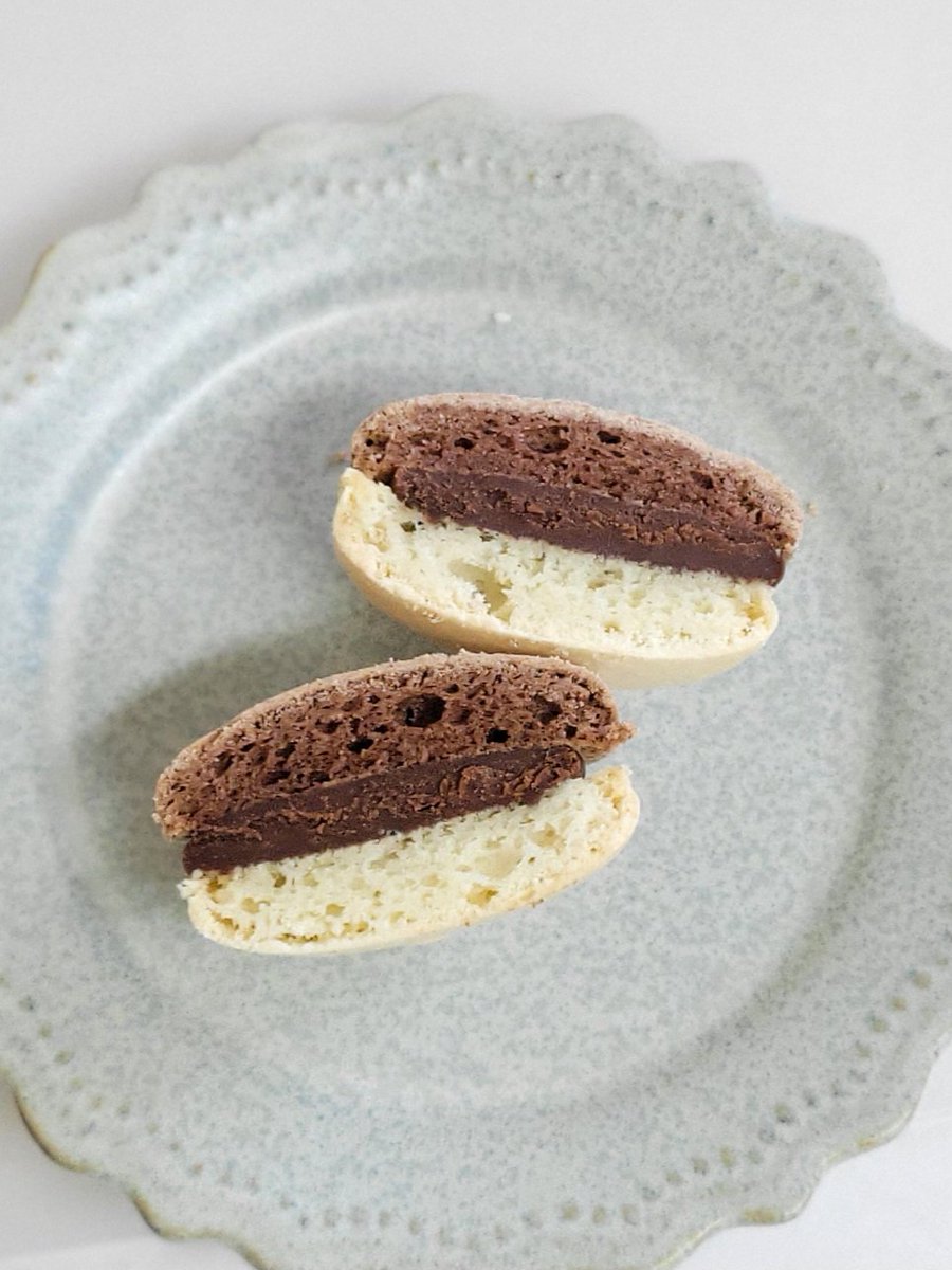 poupee_macaron's tweet photo. 《マカロン便🍫》
画像のチョコレートガナッシュのマカロンをもらってくださる方を募集します！

❤︎菓子製造許可付きのキッチンで作りました
❤︎15個くらい箱か袋に詰めてお届けします（個包装してます）
❤︎応募期間 2026/4/13まで

ご応募の条件や注意事項はツリーに投稿します⬇ https://t.co/JixkqVr9pS
